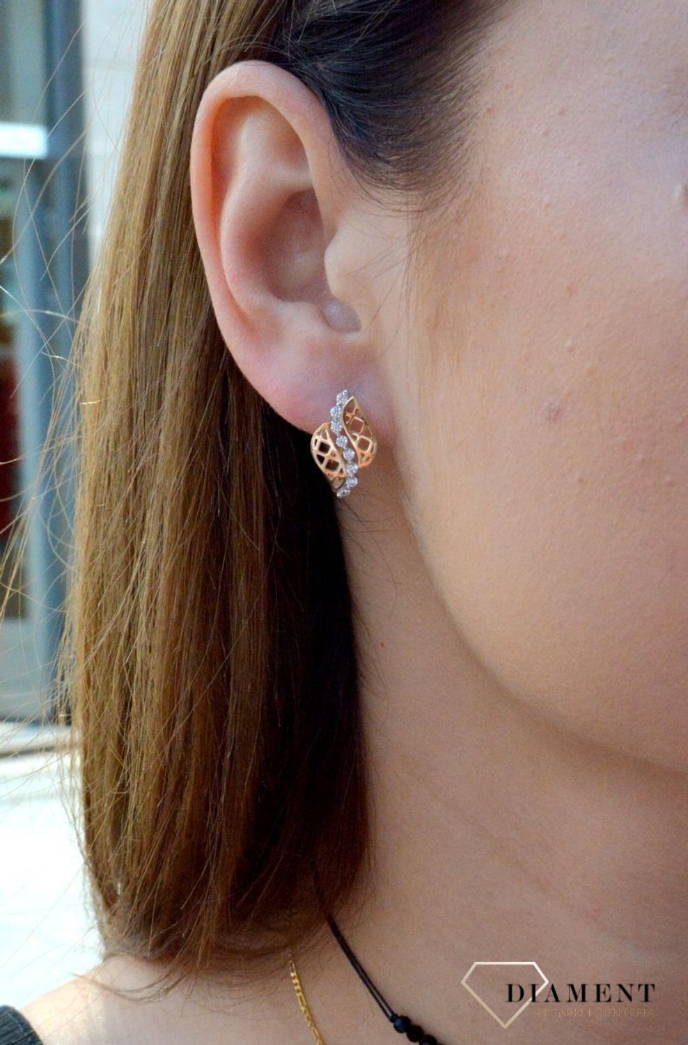 Złote kolczyki wiszące ażurowe listki próby 333 KL 6927 333. Złote kolczyki próby 333 o oryginalnym wyglądzie. Powstały z połączenia ażurkowych listków oraz cyrkonii. Niezwykle urokliwa ozdoba. Na prezent..jpg